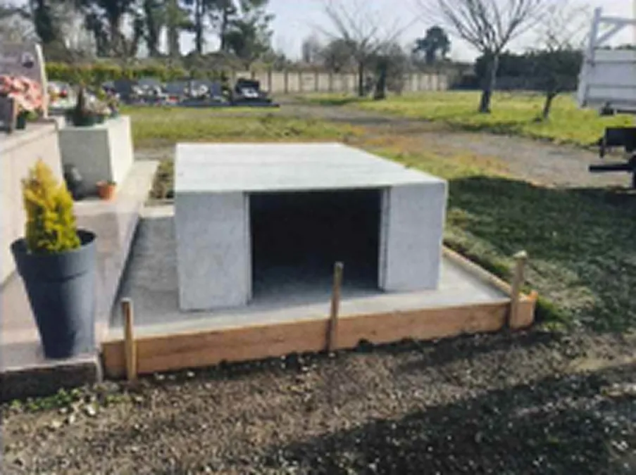 Caveau funéraire en béton en cours de pose, structure ouverte avant fermeture, réalisation Aquitaine Marbrerie.